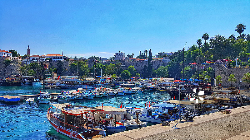 停泊船只的安塔利亚港图片素材