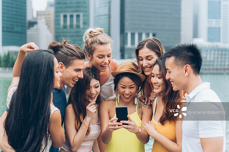 不同种族的朋友们使用智能手机图片素材