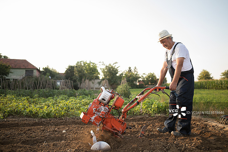 使用旋耕机的工人图片素材