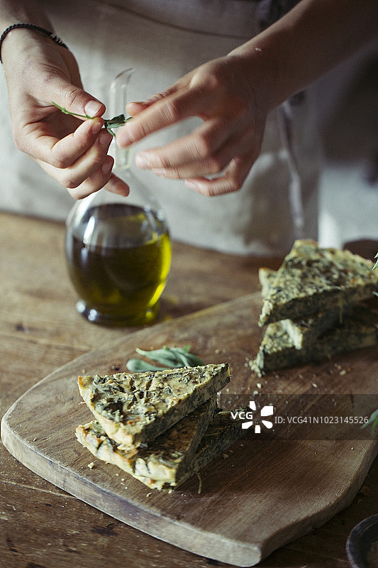 年轻女子装饰自制鹰嘴豆和香草蛋糕图片素材