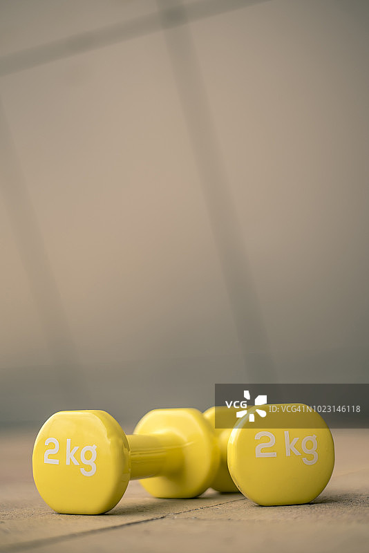 黄色哑铃图片素材