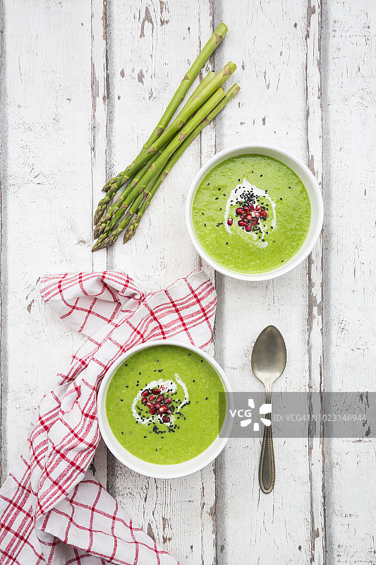 石榴籽黑芝麻点缀的绿色芦笋汤图片素材
