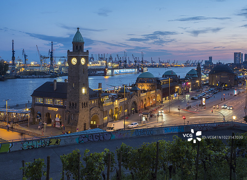 德国汉堡圣保利码头港口蓝色时刻的计量塔图片素材