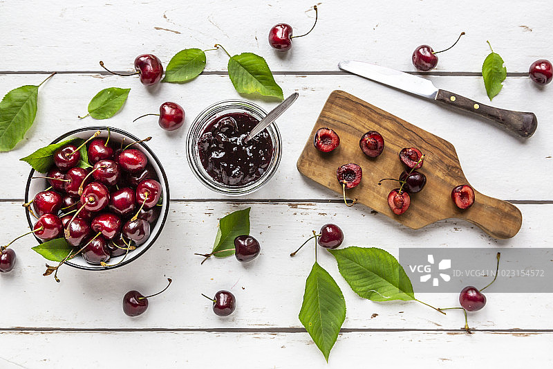 樱桃果酱和白色木头上的樱桃图片素材