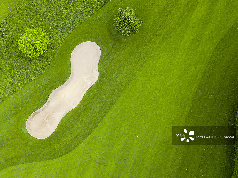 德国巴登-符腾堡高尔夫球场航拍，含沙坑、果岭和球洞图片素材