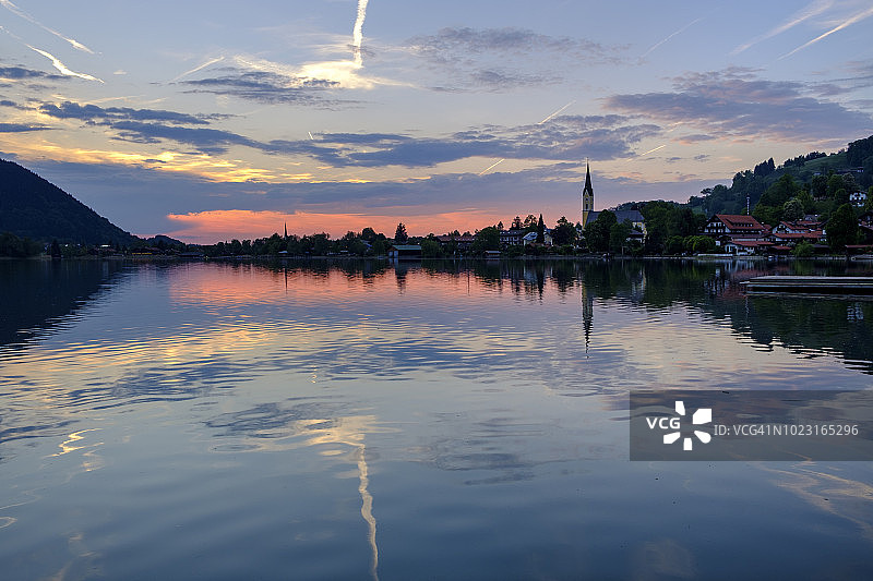 德国希尔湖日落时分的圣西克斯图斯教区教堂图片素材