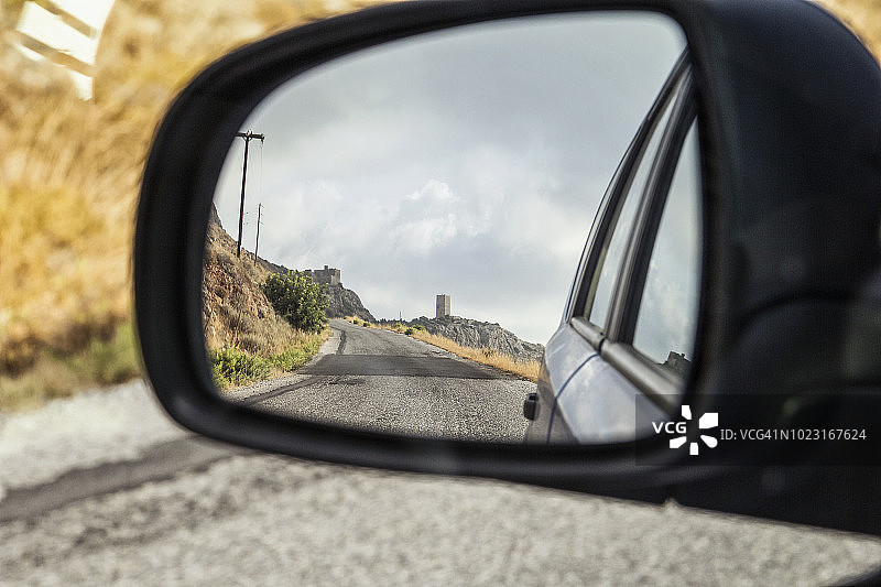 希腊伯罗奔尼撒：塔楼村庄的后视镜倒影图片素材