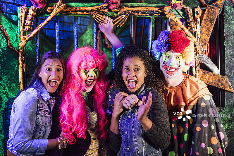 万圣节鬼屋中的僵尸和小丑图片素材