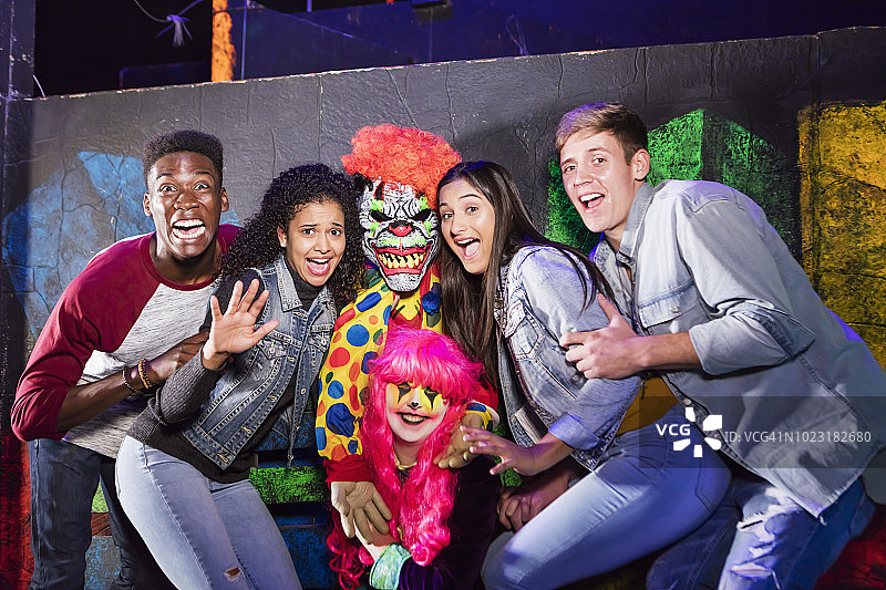 鬼屋里与僵尸在一起的各民族年轻人图片素材