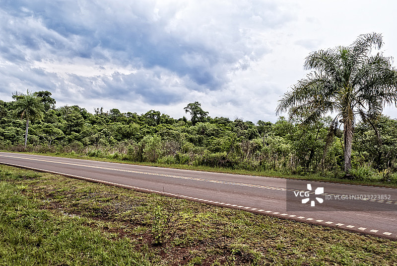 伊瓜苏国家公园内的高速公路图片素材