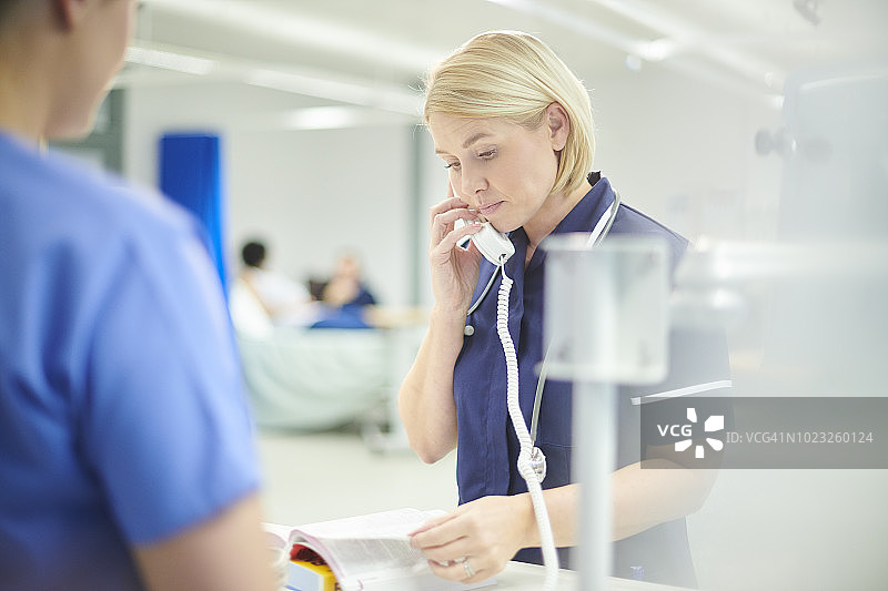 忙碌的护士长核对药量图片素材