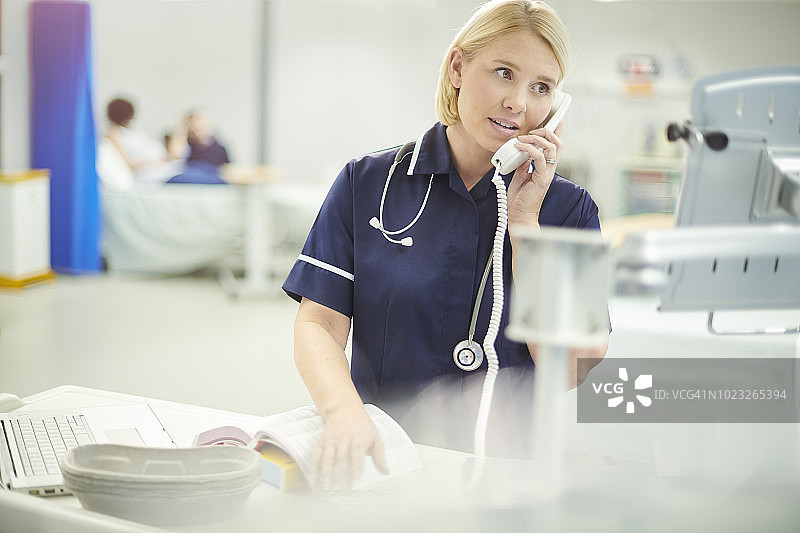 护士与实习护士检查病人记录图片素材