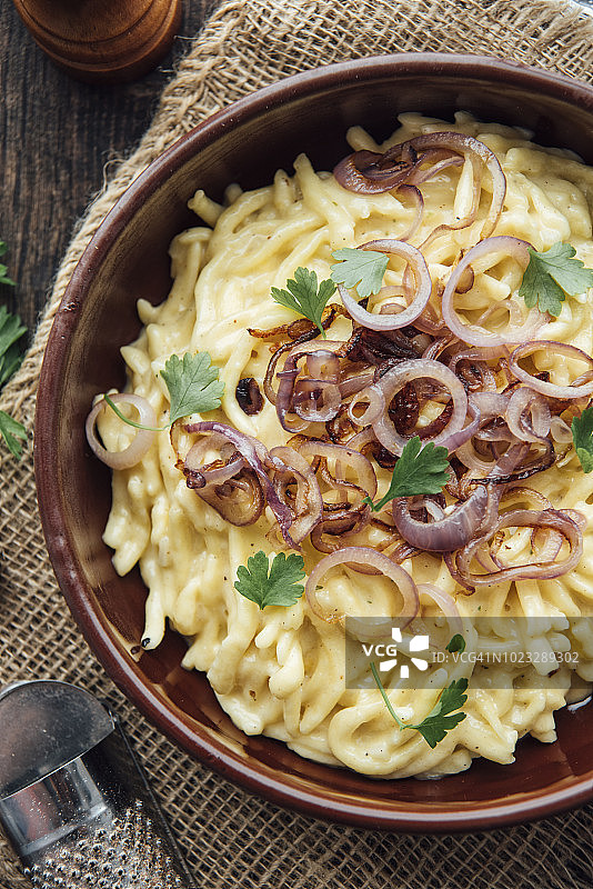 传统施瓦本奶酪鸡蛋面，配奶酪、奶油和烤洋葱图片素材