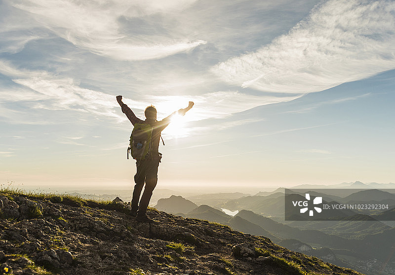 奥地利萨尔茨卡默古特：徒步旅行者登顶欢呼图片素材