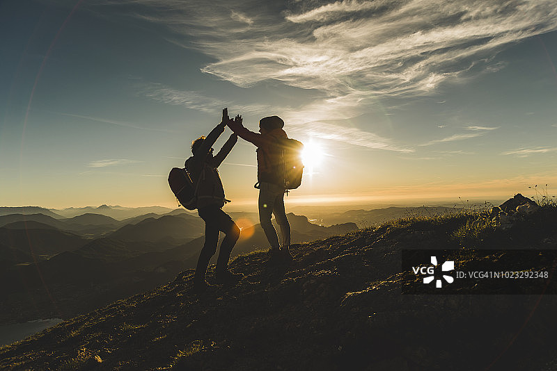 奥地利萨尔茨卡默古特：欢呼雀跃的情侣登顶图片素材