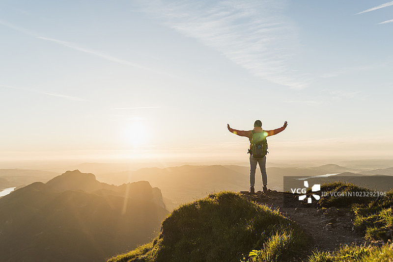 奥地利萨尔茨卡默古特：徒步旅行者登顶欢呼图片素材