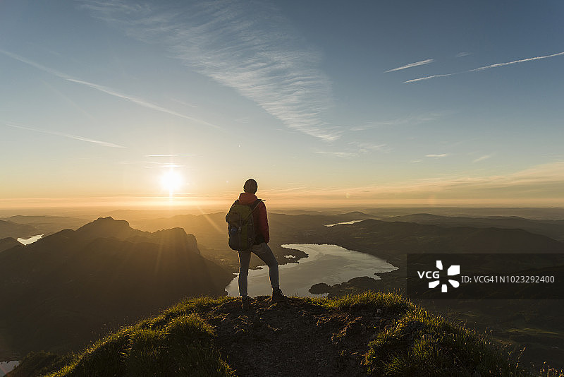 奥地利萨尔茨卡默古特：徒步旅行者站在山顶，欣赏风景图片素材
