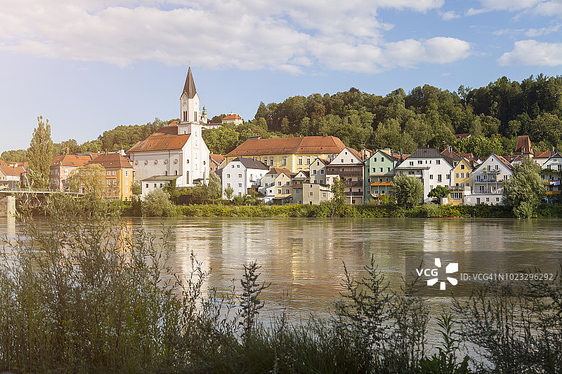 德国帕绍：以因河为前景的城市景观图片素材