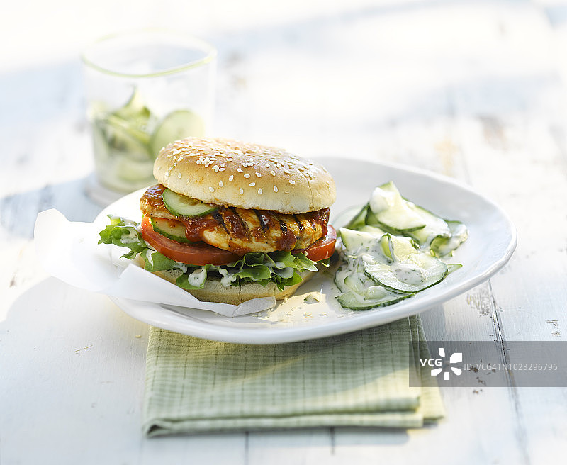 鸡肉汉堡配黄瓜沙拉和酸奶酱图片素材