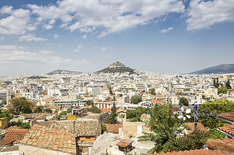 从普拉卡区眺望希腊雅典利卡维托斯山图片素材