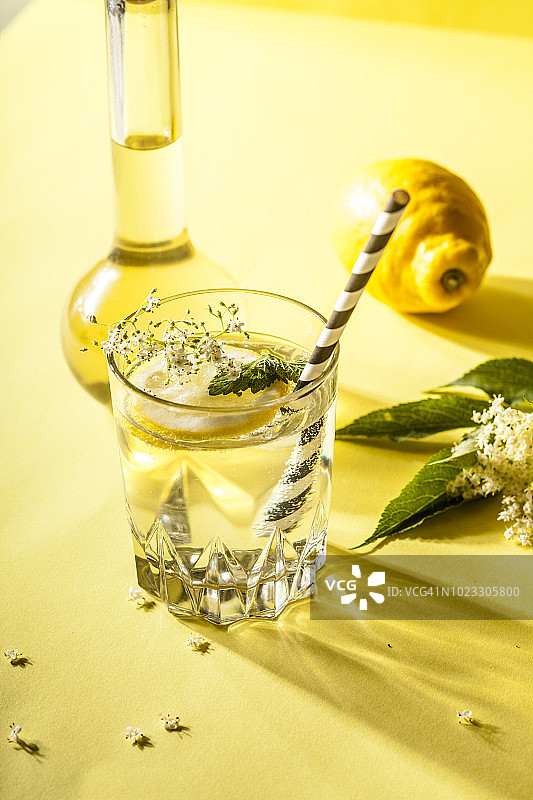 一杯自制有机接骨木柠檬汁图片素材