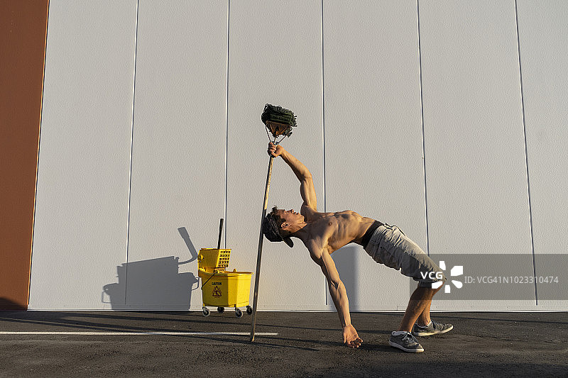 杂技演员玩清洁桶和拖把图片素材