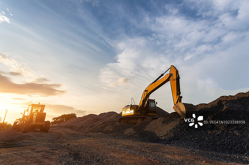 建筑工地上的挖掘机，蓝天白云为背景图片素材