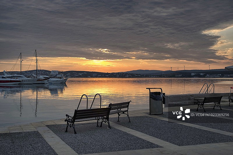 阴天夏日伊利卡湾的黎明图片素材