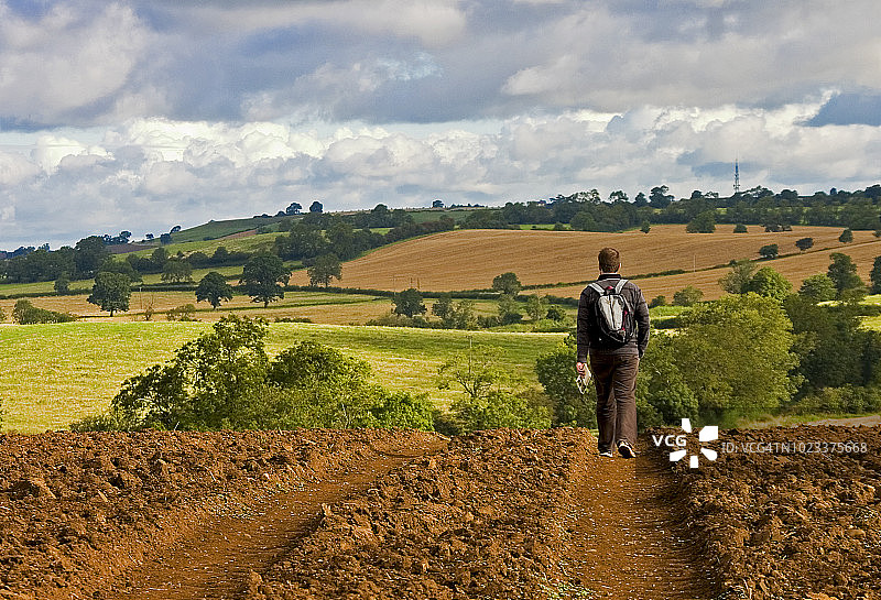 男人在田野中徒步图片素材