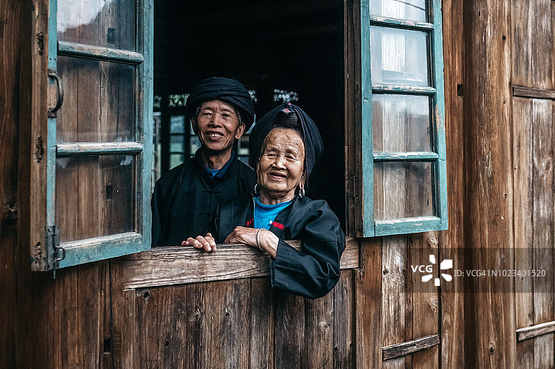 老夫妇在窗边图片素材