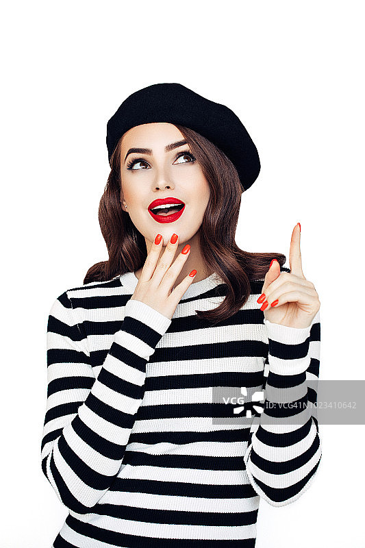 戴黑色贝雷帽的法国女子图片素材