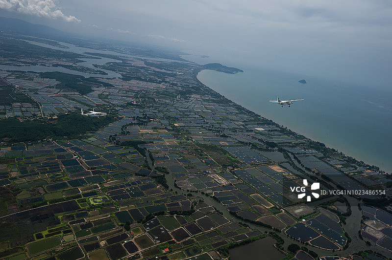 泰国农业合作部航空部门飞机在尖竹汶府执行人工降雨任务，喷洒氧化钙（2013年4月23日）图片素材