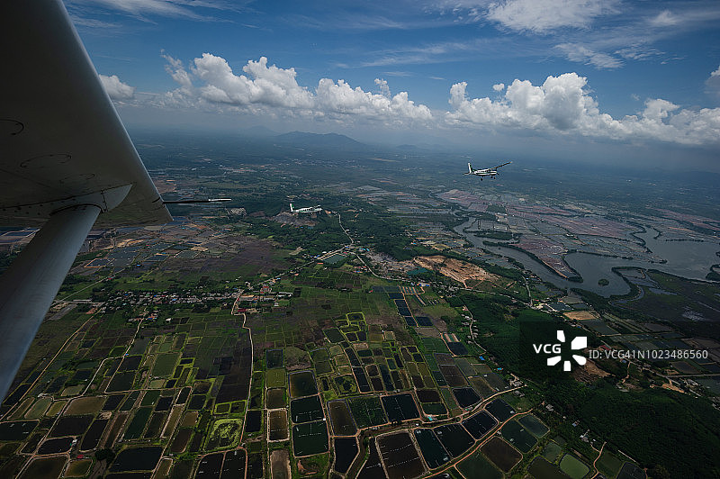 泰国农业合作部航空部门飞机在尖竹汶府执行人工降雨任务，喷洒氧化钙（2013年4月23日）图片素材