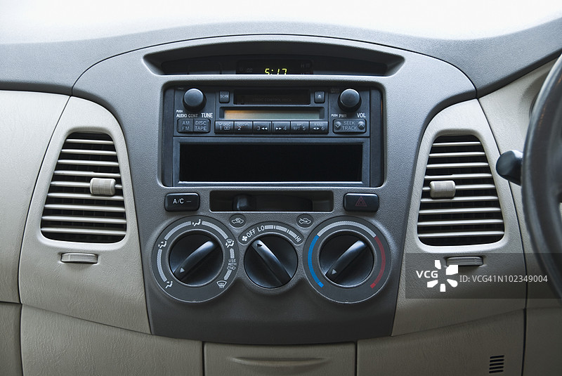 德里，印度，一辆汽车的仪表盘特写图片素材