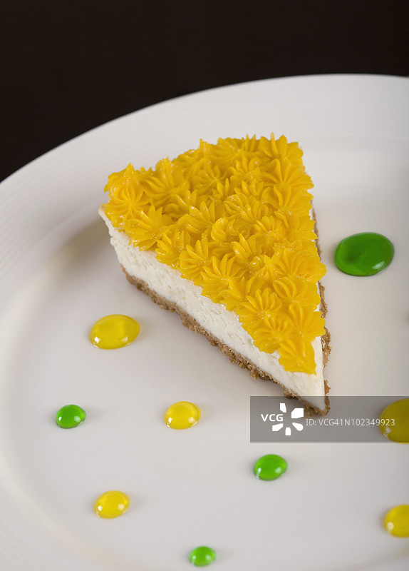柠檬芝士蛋糕盛在盘子里图片素材