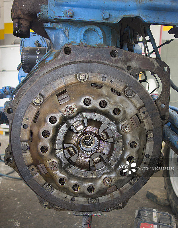 欧洲，希腊，2018：拖拉机上的变速箱维修图片素材