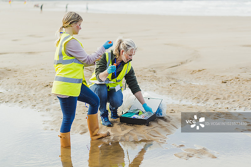 女士采集水样图片素材