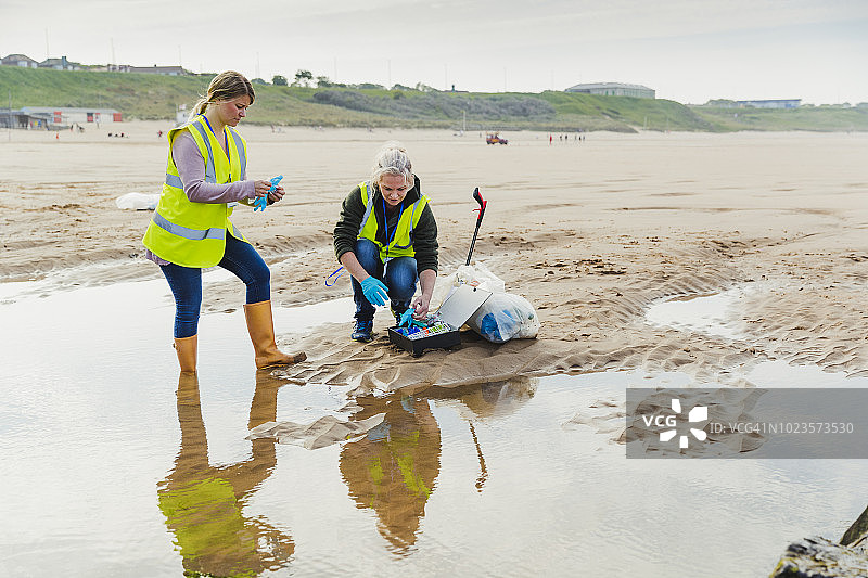生物研究员采集水样图片素材