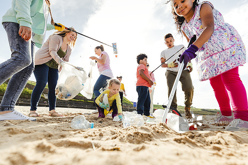 沙滩上的社区志愿团体图片素材