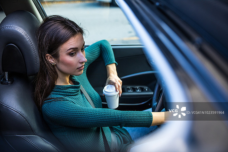 早上开车去上班的女人图片素材