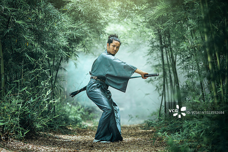 手持武士刀准备战斗的日本武士图片素材
