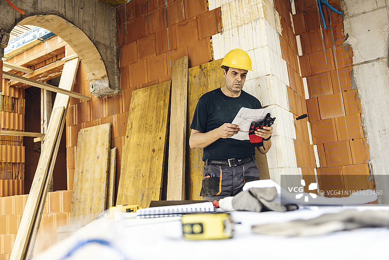 手持蓝图的建筑工人图片素材