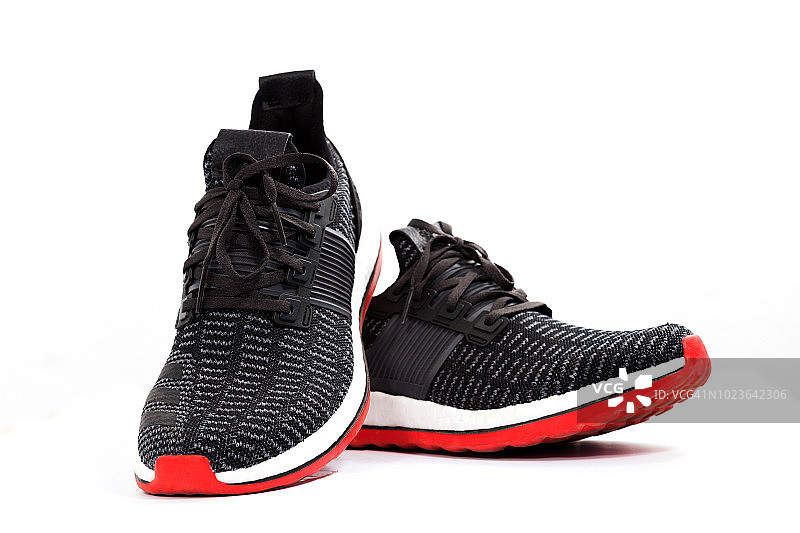 白色背景上的运动鞋图片素材