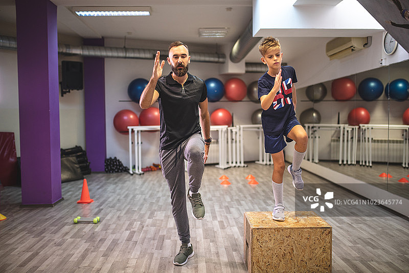 父子在健身房锻炼图片素材