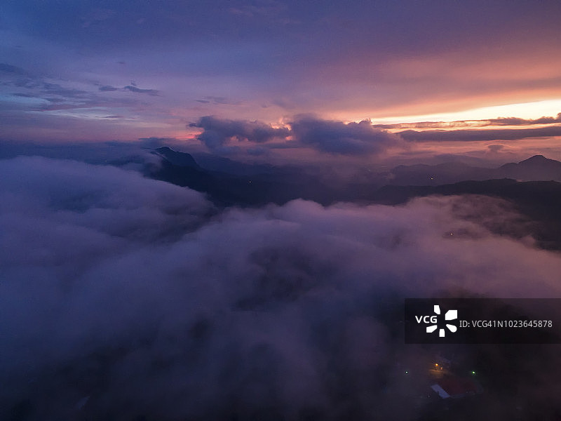 中国台湾阿里山暮色云海鸟瞰图图片素材