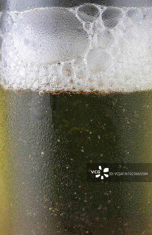 清澈瓶装冷啤酒全景图片素材