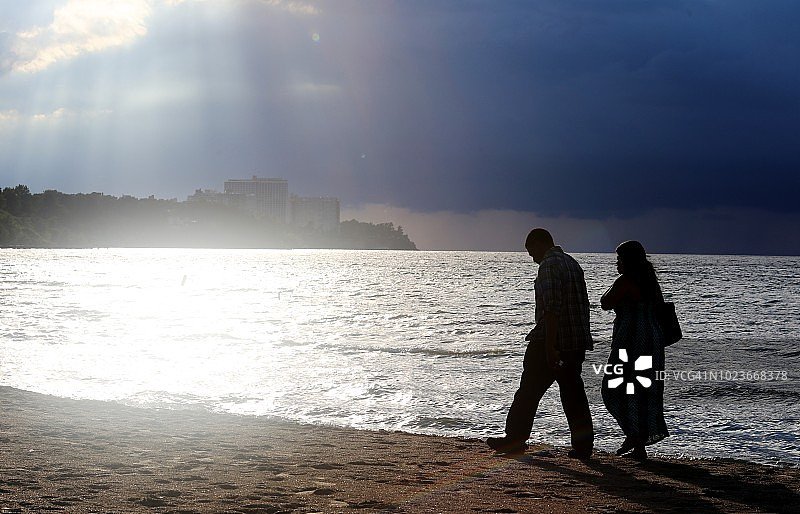 在岸边的浪漫情侣图片素材