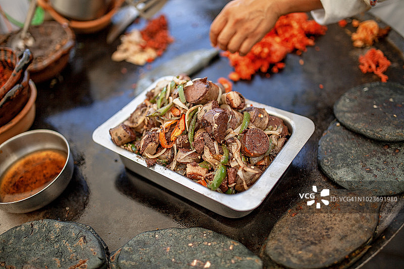 油炸玉米粉饼和墨西哥香肠图片素材