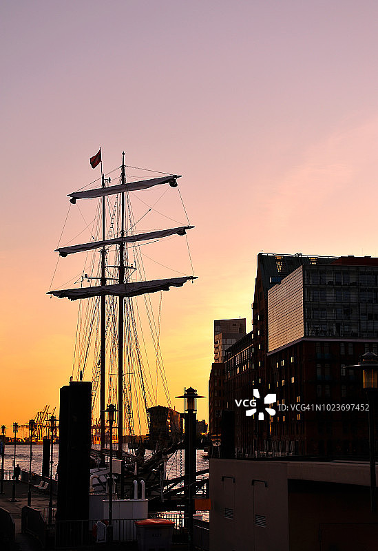 汉堡港日落时分的船桅图片素材