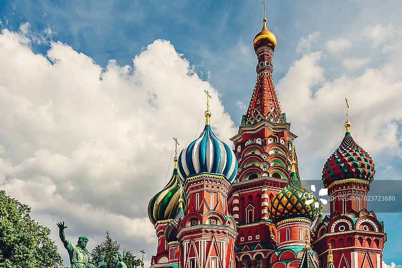 圣 Basil 大教堂的圆顶与蓝天图片素材